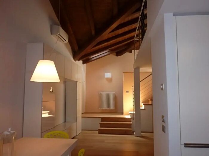 Appartamento trilocale in affitto in Via Drapperie, Bologna