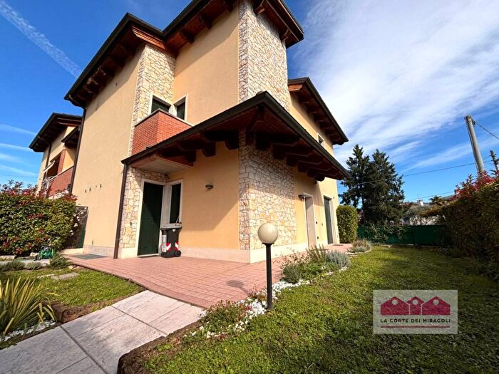 Casa con 5 locali in affitto in Via del Lavoro, Centro, Torri di Quartesolo