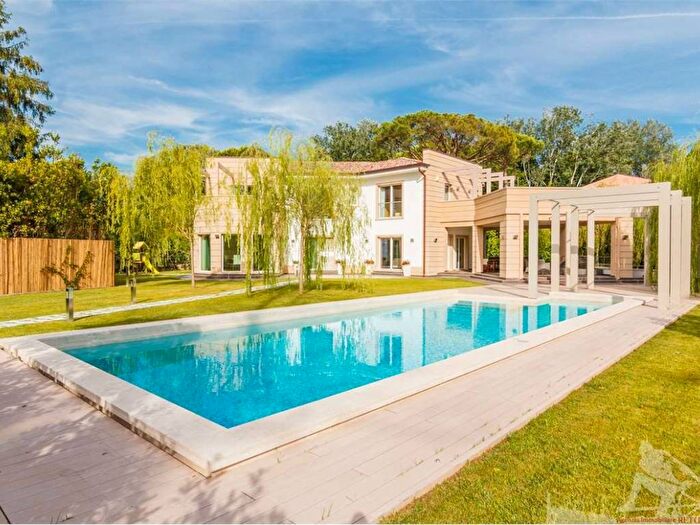 Casa con 6 locali in affitto in Caranna, Forte dei Marmi