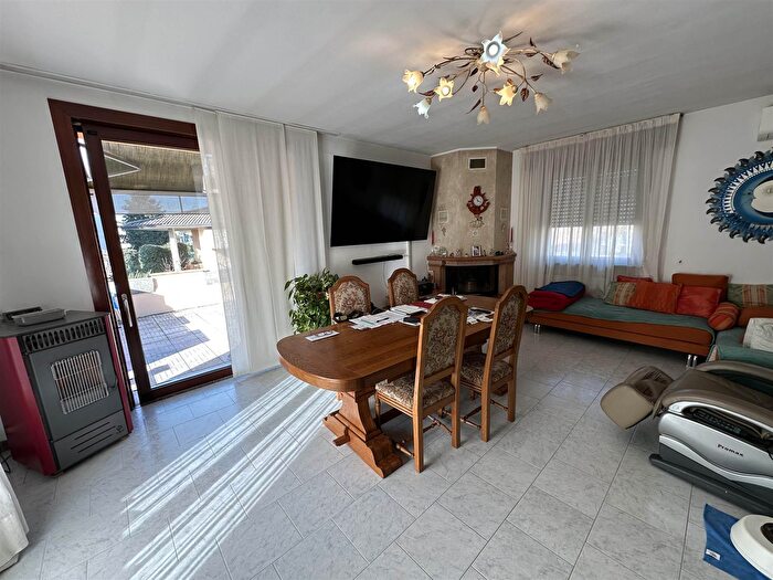 Casa quadrilocale in vendita in Cadeo