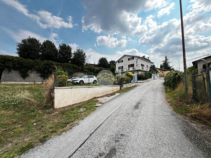 Casa con 15 locali in vendita in Villa Singola Via Caduti di Via Fani, Poggio Picenze