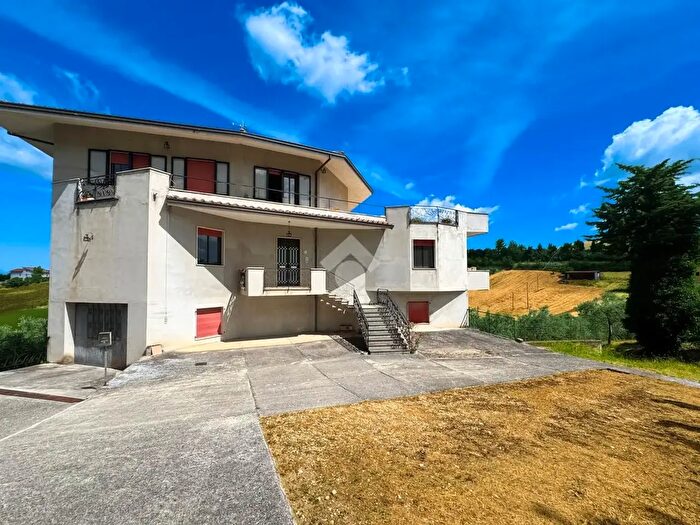 Casa con 6 locali in vendita in Contrada Colle Sant'Antonio, Bucchianico