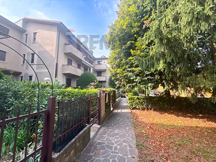 Appartamento quadrilocale in vendita in Via Marsala, Lesmo
