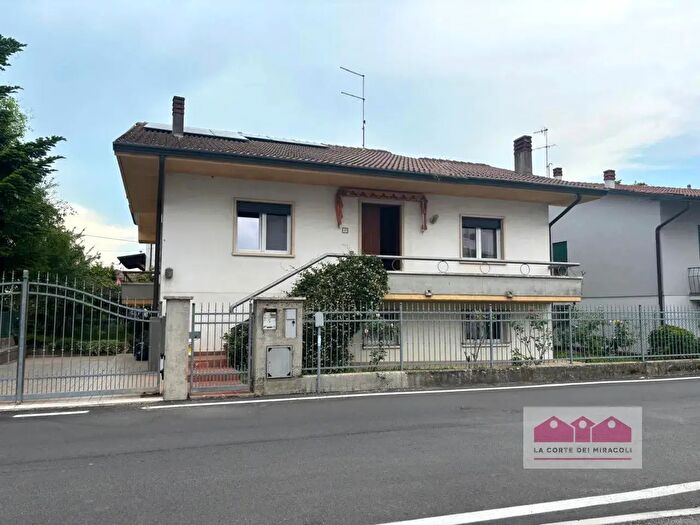 Casa con 9 locali in vendita in Via Gioacchino Rossini, Creazzo