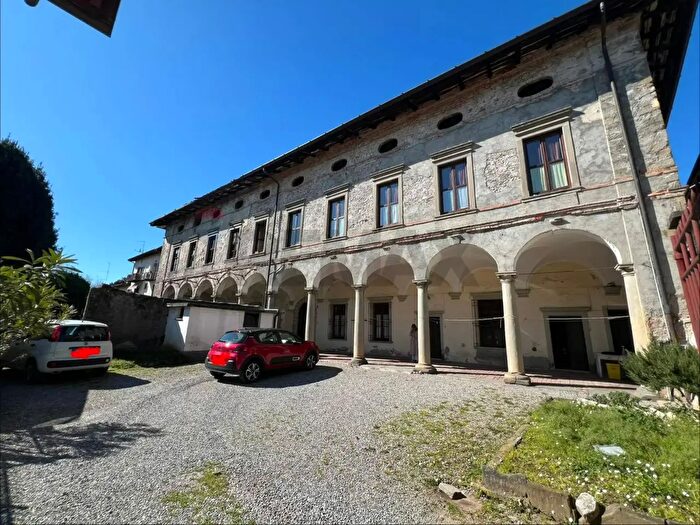 Casa con 11 locali in vendita in Mapello