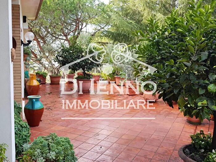 Casa con 7 locali in vendita in Via Cassia, Roma