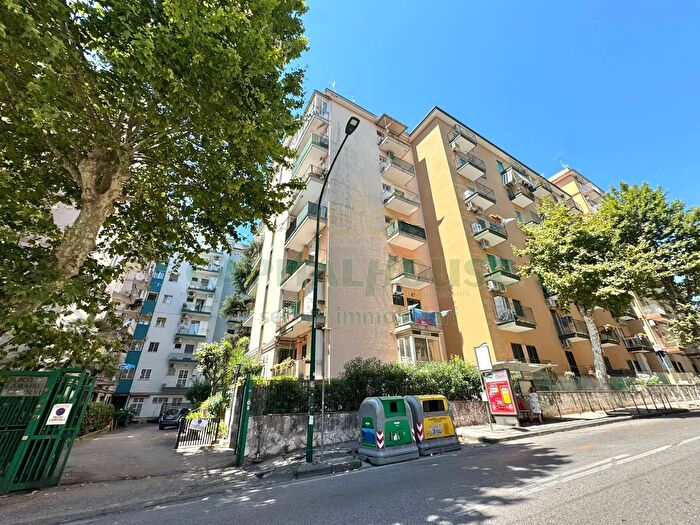 Appartamento quadrilocale in vendita in Via Domenico Fontana, Napoli