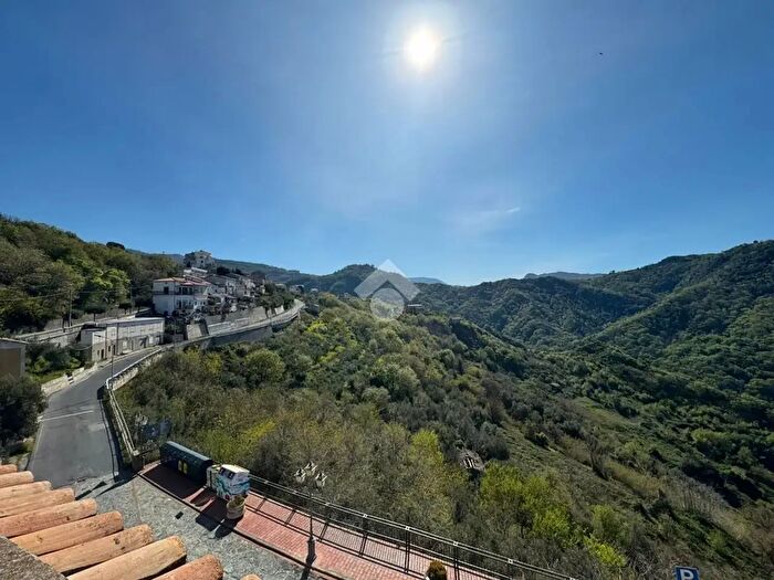Appartamento trilocale in vendita in Via Giuseppe Garibaldi, Belmonte Calabro