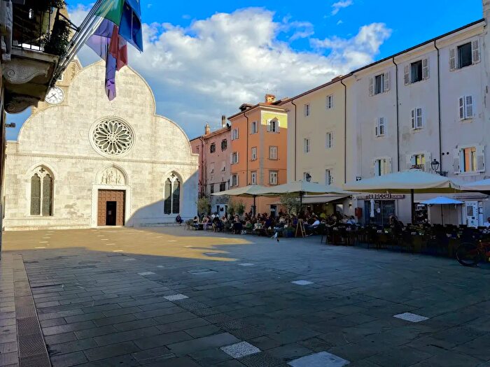 Appartamento trilocale in vendita in Piazza Marconi, Muggia