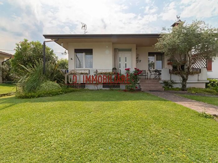 Casa quadrilocale in vendita in Via Lodovico Boschieri, Crocetta Del Montello