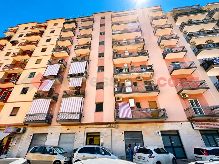 Appartamento trilocale in vendita in Via Crotone, Taranto