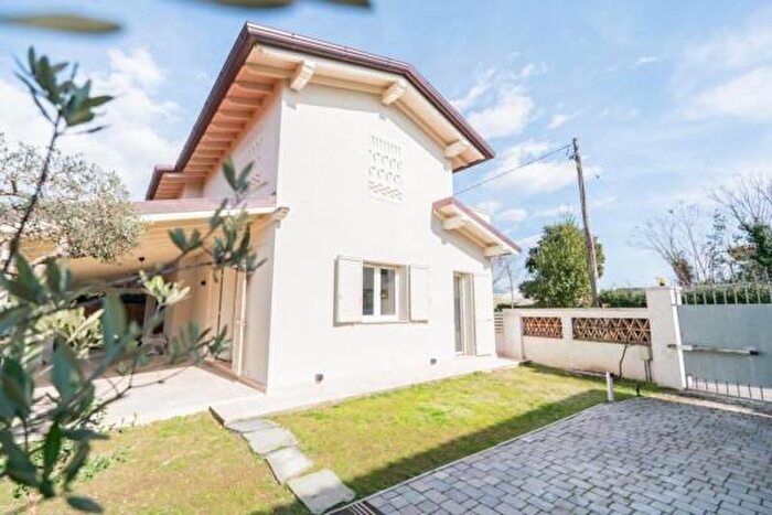 Casa quadrilocale in affitto in Forte Dei Marmi