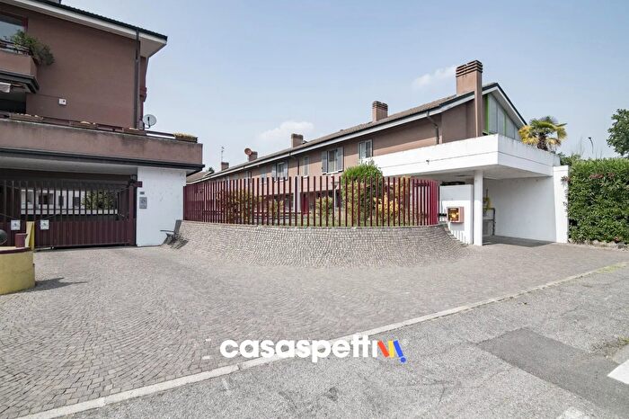 Casa con 6 locali in vendita in Via Pavia, Siziano