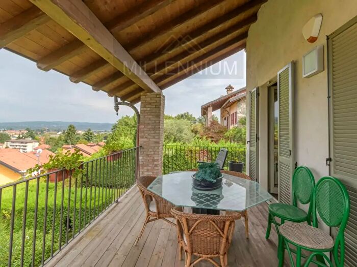 Casa con 5 locali in vendita in Arona