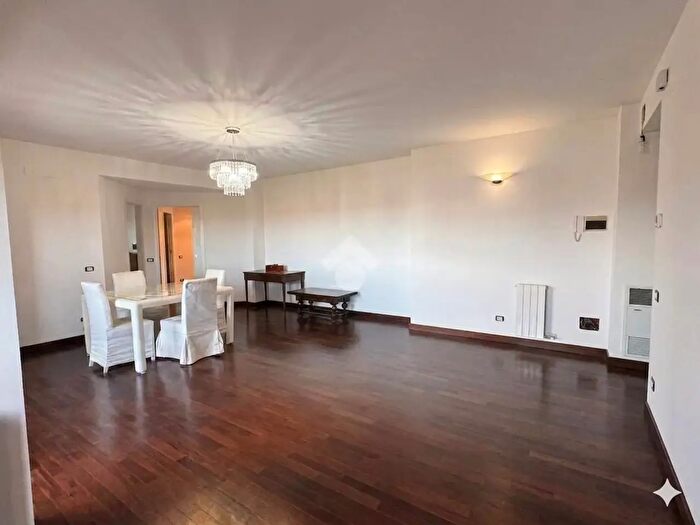 Appartamento trilocale in vendita in Via della Villora, Monza