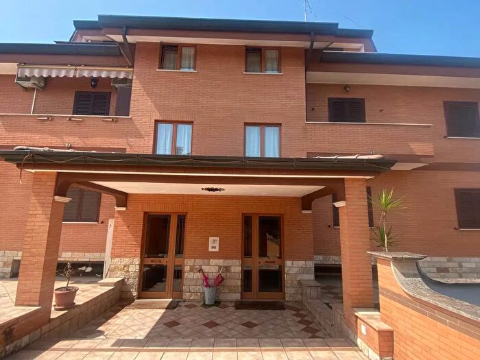 Appartamento trilocale in vendita in Via Domenico Cavalca, Roma