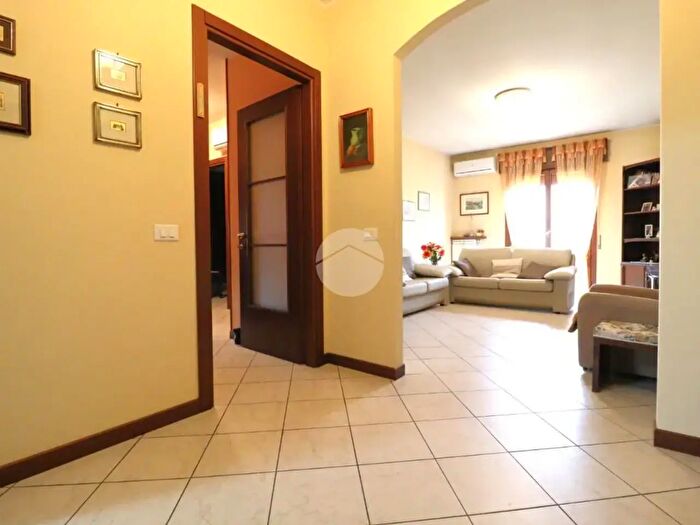 Appartamento trilocale in vendita in Via Gobbetti, Mantova