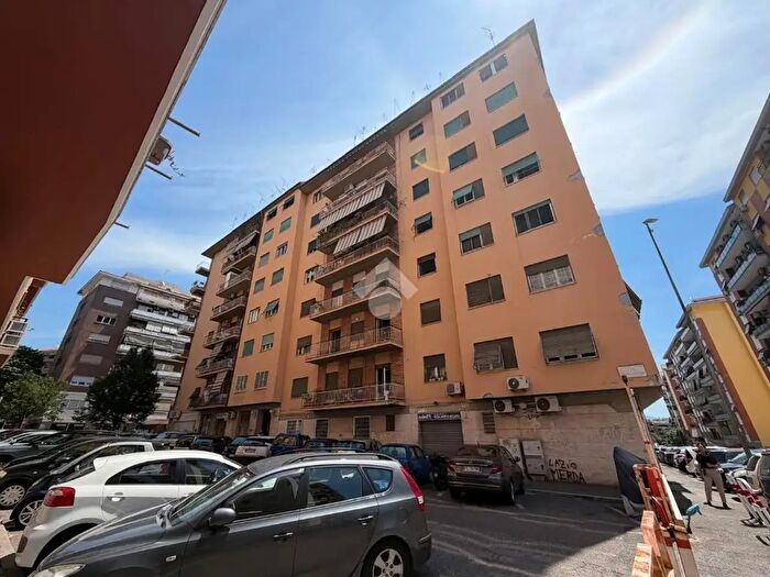 Appartamento trilocale in vendita in Via Ludovico Pastor, Roma