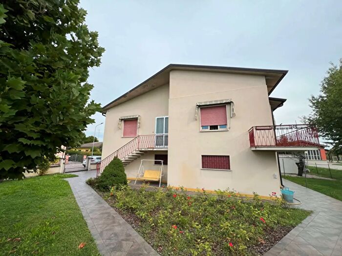 Casa con 5 locali in vendita in Roncoferraro
