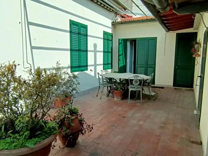Casa con 9 locali in vendita in Pontedera