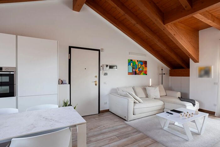 Appartamento trilocale in vendita in Via Don Antonio Brambilla, Casatenovo