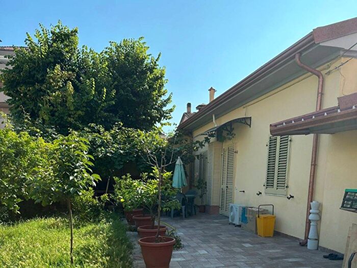 Appartamento trilocale in affitto in Via Capitano Michele Fiorillo, Marina di Carrara, Carrara