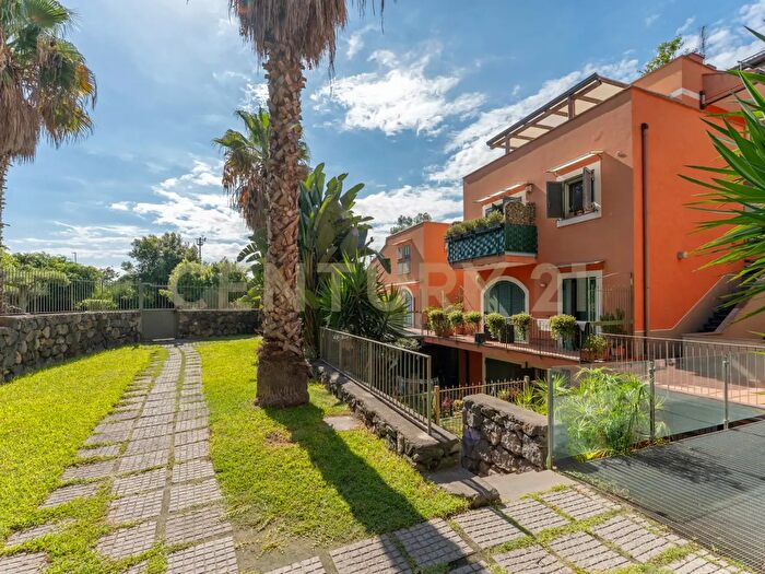 Casa con 6 locali in vendita in Via Maria Gianni, Catania