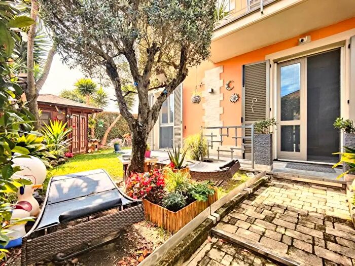 Casa con 7 locali in vendita in Via Manzoni, Vecchiano