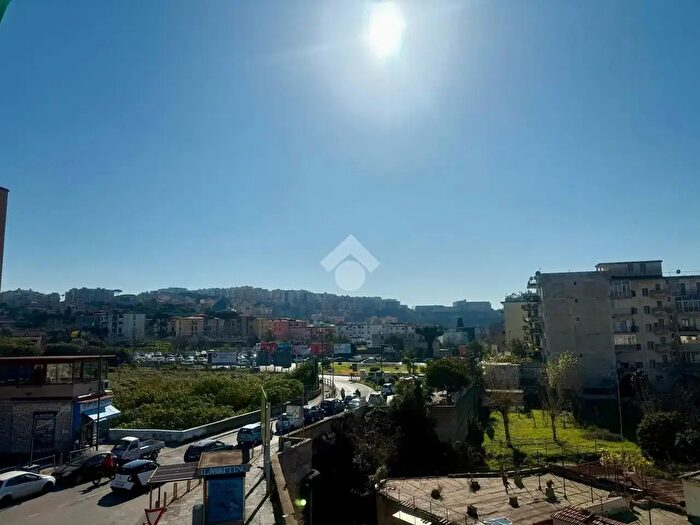 Appartamento trilocale in vendita in Via Bartolomeo Picchiatti, Napoli