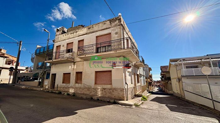 Appartamento trilocale in vendita in Via Cavaliere Sante Sigona, Ragusa