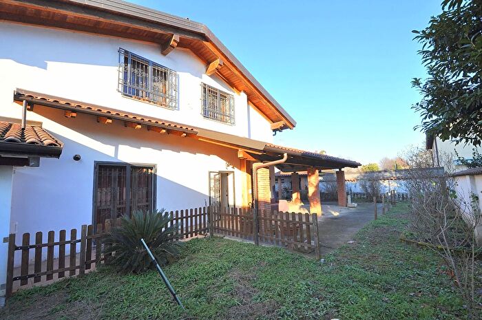 Casa con 8 locali in vendita in Inveruno