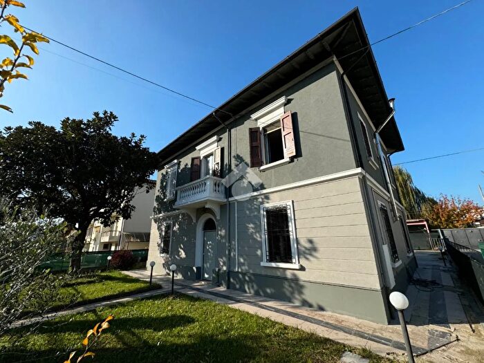 Casa con 7 locali in vendita in Via Selice, Conselice