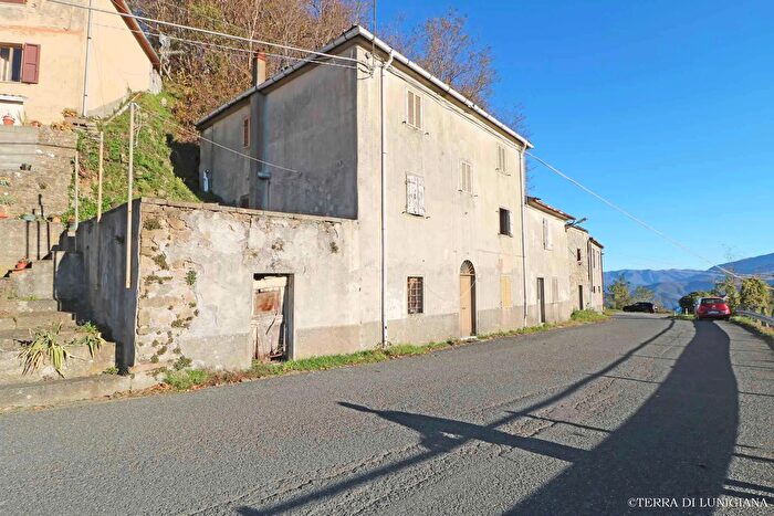 Casa con 13 locali in vendita in Via del Castello di Arzelato, Pontremoli