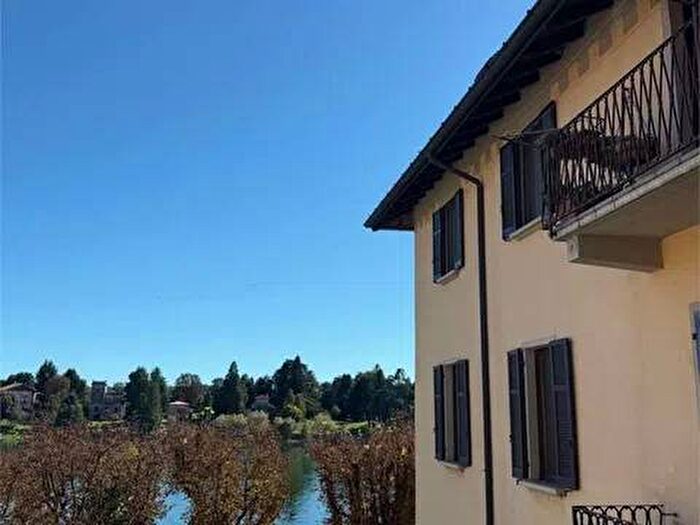 Appartamento trilocale in affitto in Via Roma, Centro, Sesto Calende