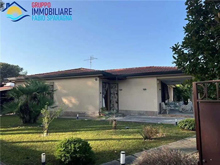 Casa con 8 locali in vendita in Viale della Margherita, Sessa Aurunca