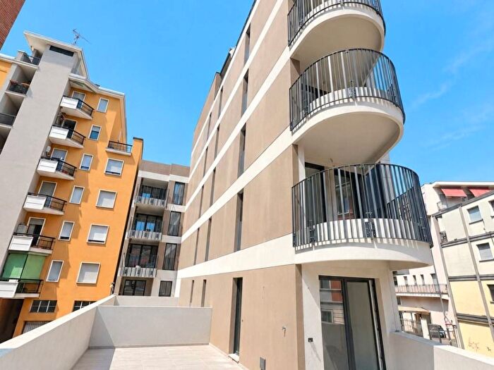 Appartamento trilocale in affitto in Via Alfredo Soffredini, Villa San Giovanni, Milano