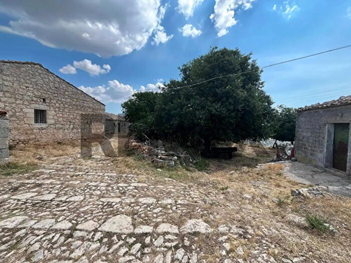 Casa con 9 locali in vendita in Viale delle Americhe Sn, Ragusa