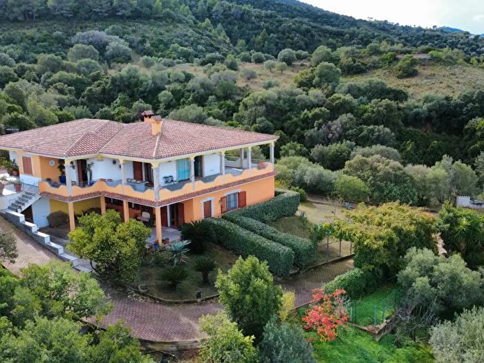 Casa con 9 locali in vendita in Località Sas Vides, Torpe