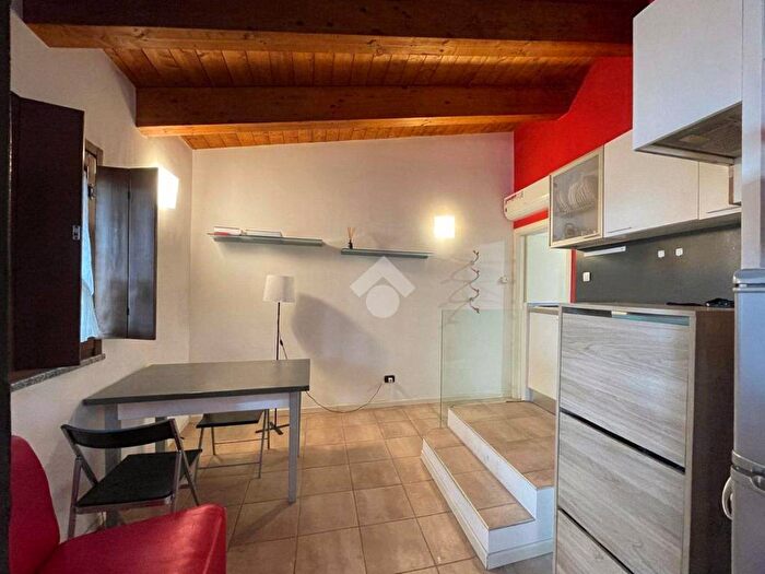 Appartamento bilocale in affitto in Via Garigliano, Isola, Milano