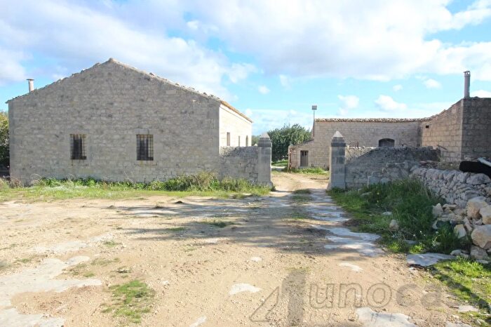 Casa con 10 locali in vendita in Modica