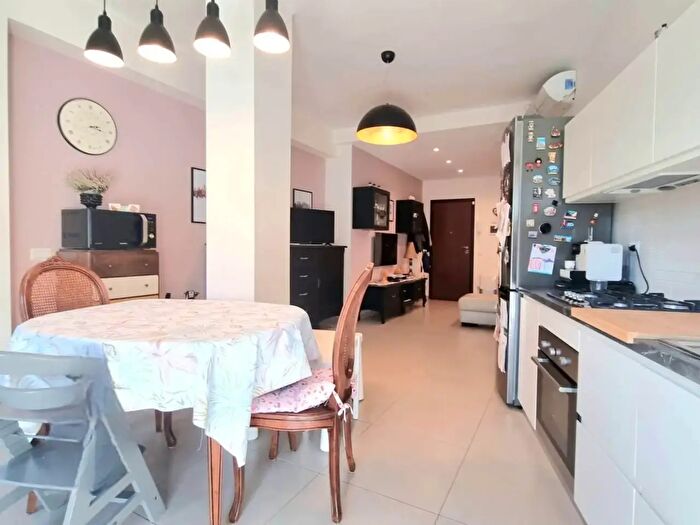 Appartamento trilocale in vendita in Via Monte Cervialto, Roma