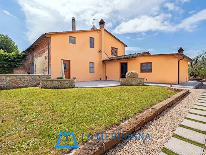 Casa con 17 locali in vendita in Lamporecchio
