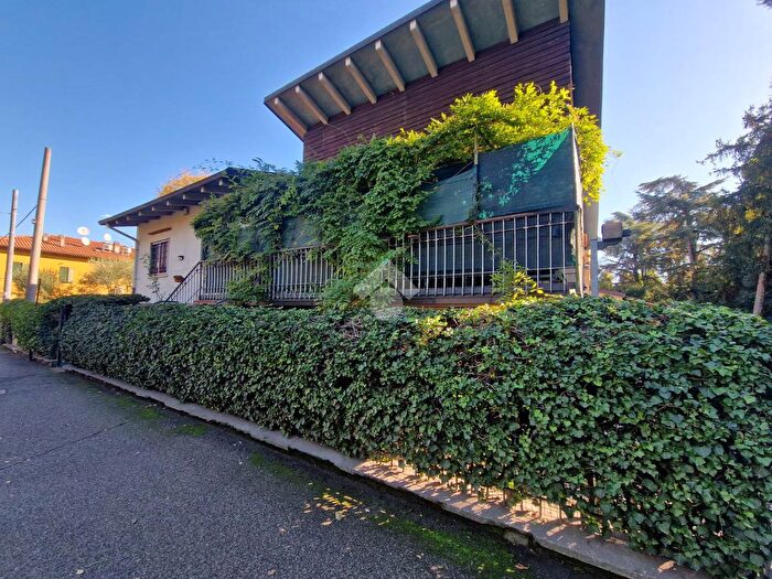 Casa con 6 locali in vendita in Via Due Madonne, Bologna