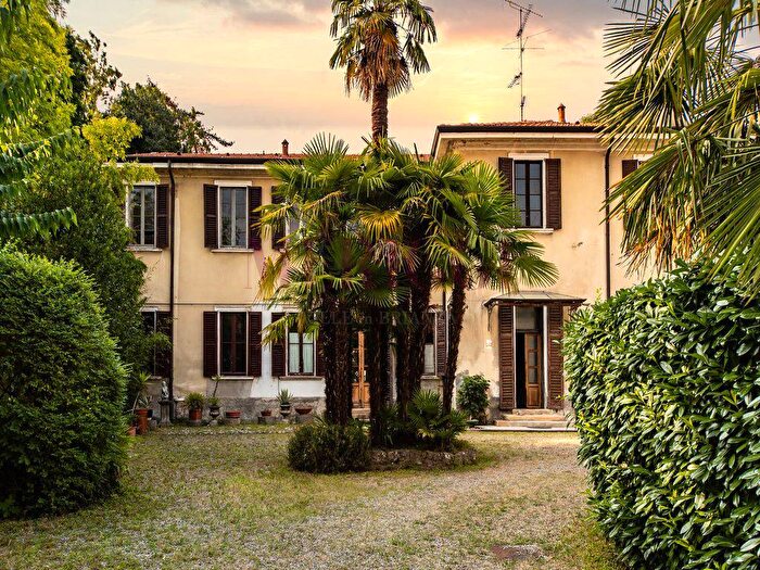 Casa con 6 locali in vendita in Via Borghetto, Desio