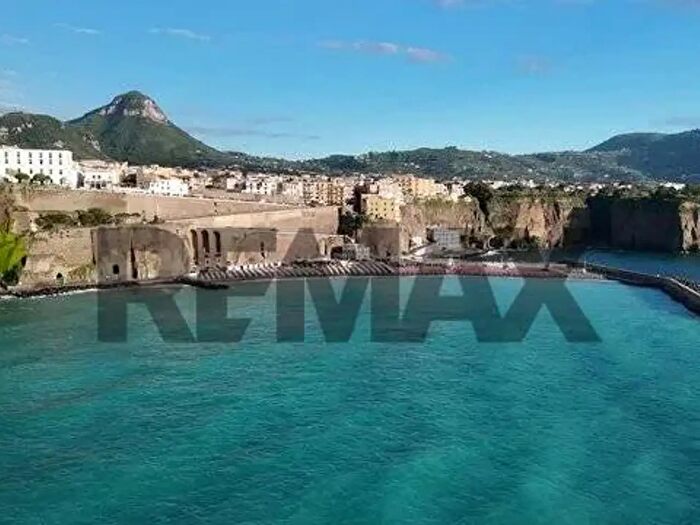 Appartamento quadrilocale in vendita in Via Cristoforo Colombo Snc, Meta