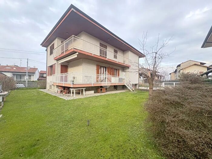 Appartamento con 5 locali in vendita in Via Prelle, Romano Canavese