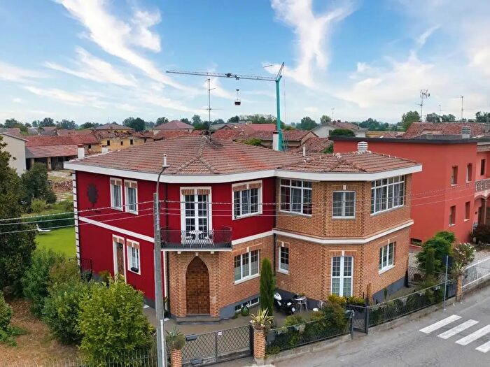 Casa con 10 locali in vendita in Inverno E Monteleone