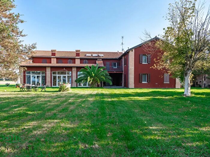 Appartamento con 5 locali in vendita in Via Valle, Molinella