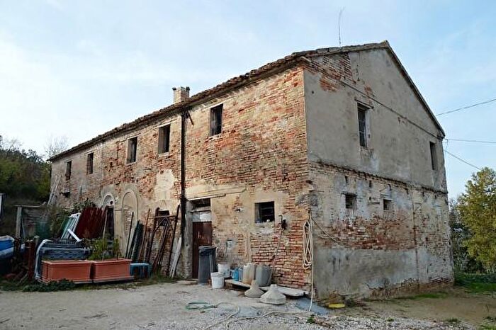 Casa con 6 locali in vendita in Via Vittoria Colonna, Trecastelli