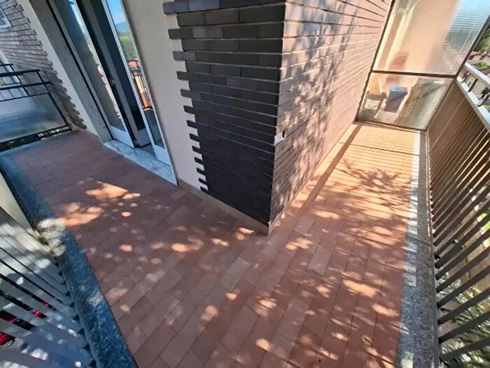 Appartamento trilocale in vendita in Via Adua, Vedano Olona